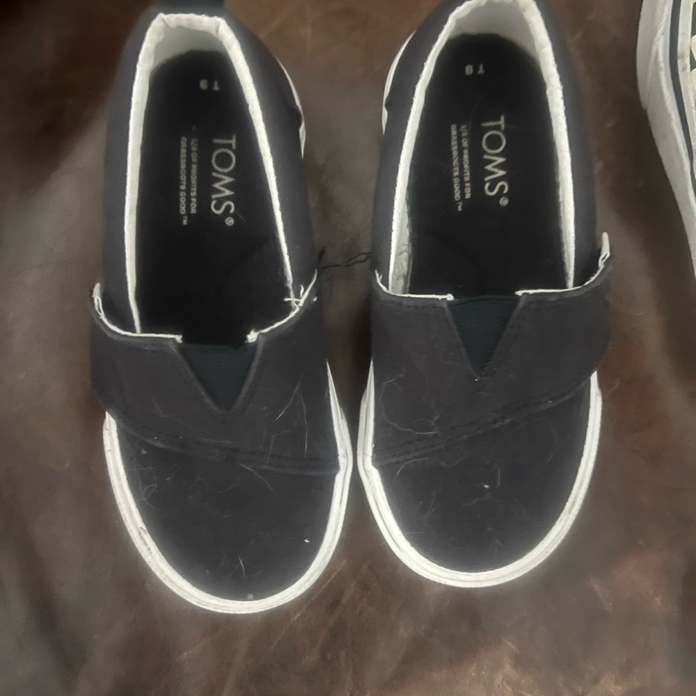 Kids TOMS Classic Black Canvas Slip-Ons, size 9